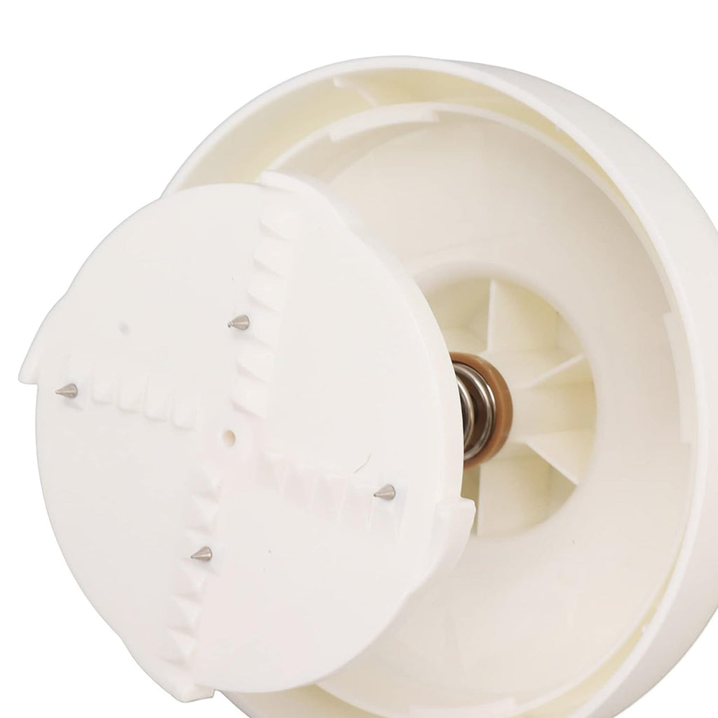 Hand-operated ice shaver ready to create refreshing smoothies and golas.