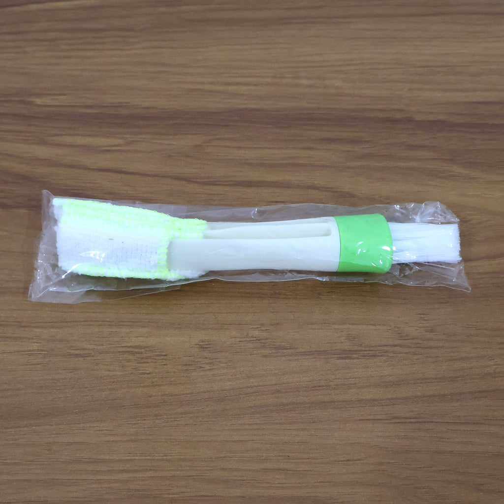 Electronics and gadget cleaning brush for dusting