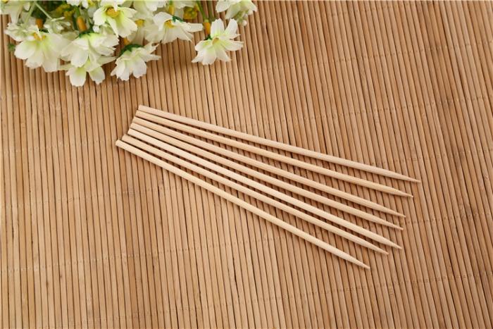 Neatly bundled bamboo BBQ skewers, ready for grilling meat and vegetables.