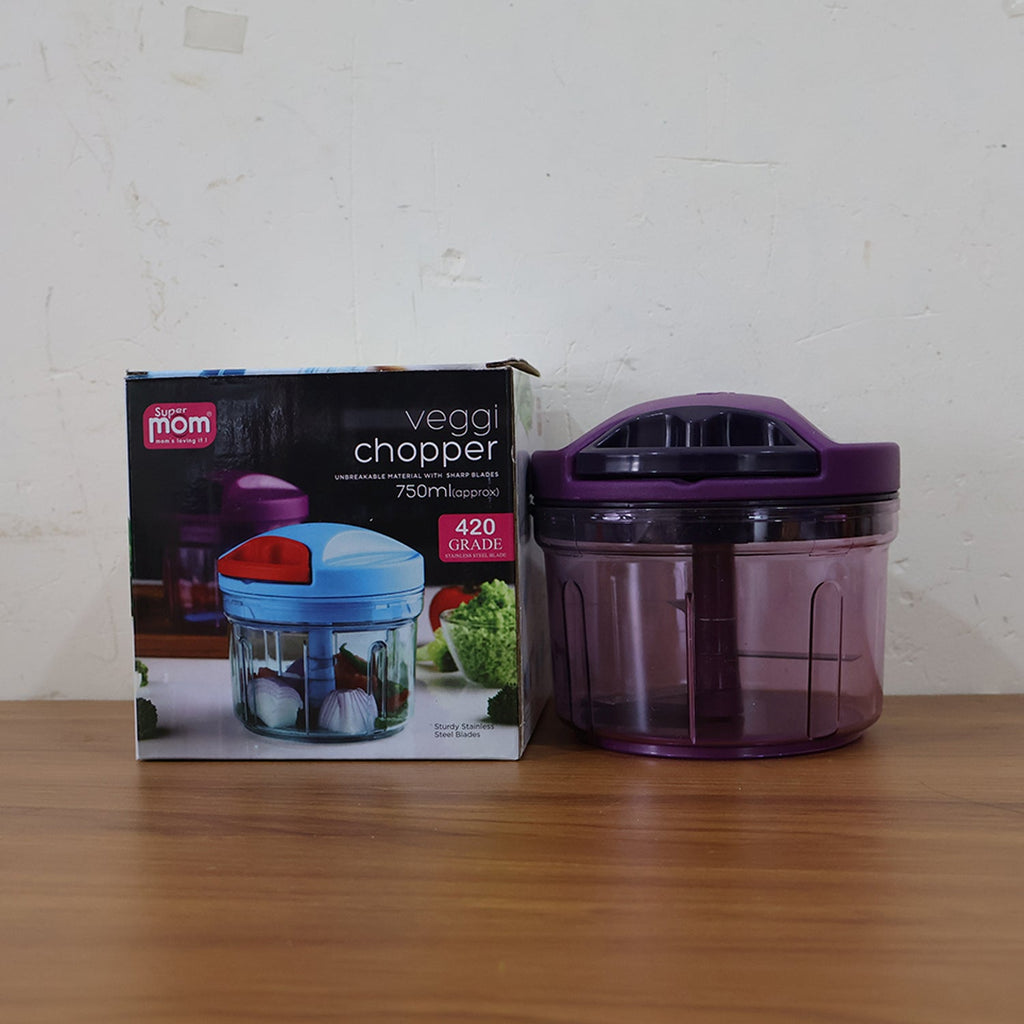 Kitchen vegetable chopper with ergonomic pull cord for chopping