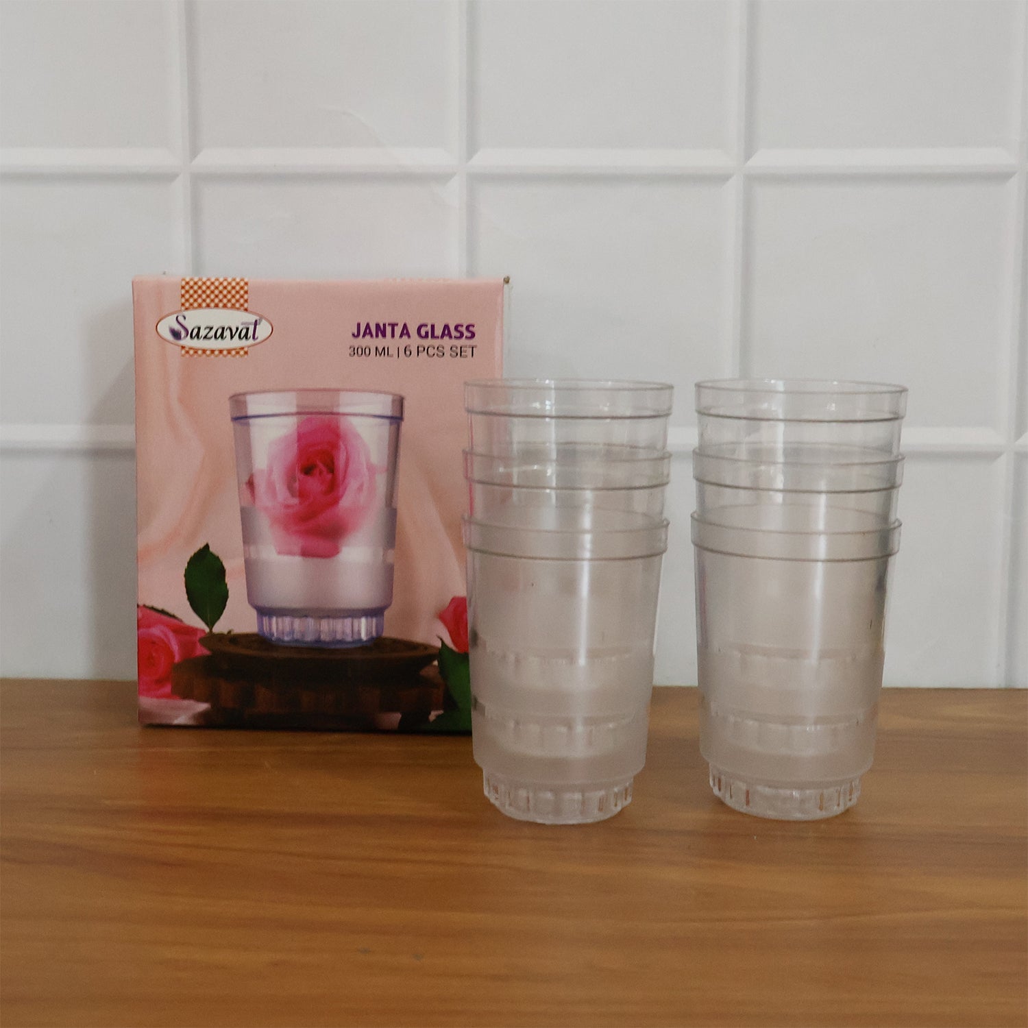 Person holding a Janta drinking glass with secure frosted grip
